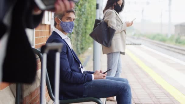 Affärs Pendlare Järnvägsplattform Med Mobiltelefoner Bär Ppe Ansikte Masker Pandemi — Stockvideo