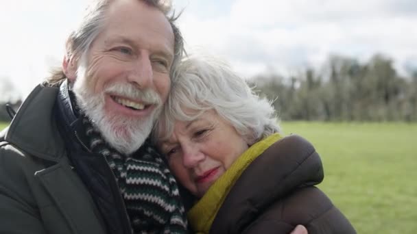 Kochająca Para Seniorów Przytulająca Się Jesienią Lub Zimą Spacerująca Razem — Wideo stockowe