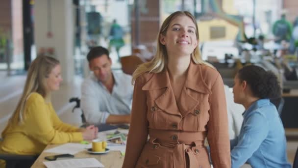 Retrato Empresária Com Colegas Fundo Sentados Torno Mesa Escritório Plano — Vídeo de Stock