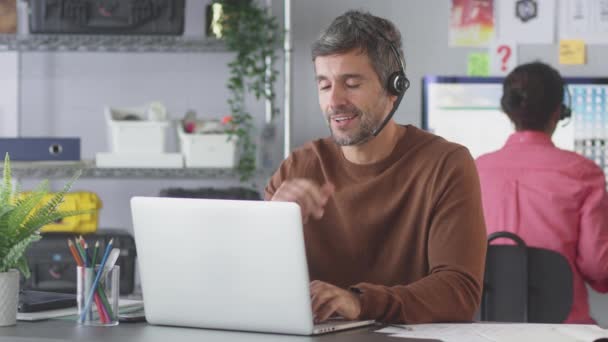 Biznesmen Noszący Słuchawki Telefoniczne Rozmawiający Klientem Centrum Obsługi Klienta — Wideo stockowe
