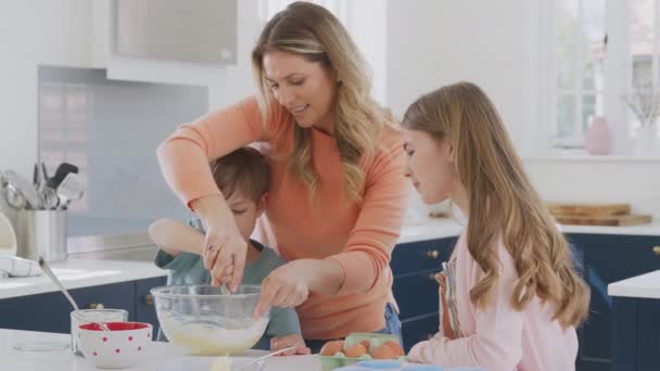 Ibu Dengan Dua Anak Dapur Rumah Memiliki Fun Baking Cakes — Stok Video
