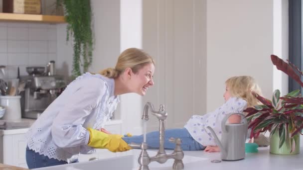 Madre Con Guantes Goma Casa Cocina Con Hija Pequeña Divirtiéndose — Vídeo de stock