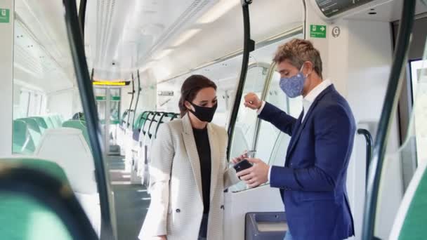 Επαγγελματίες Ταξιδιώτες Στέκονται Στις Σιδηροδρομικές Μεταφορές Κινητά Τηλέφωνα Φορώντας Μάσκες — Αρχείο Βίντεο