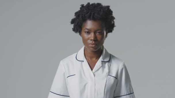 Retrato Estudio Enfermera Femenina Seria Uniforme Contra Fondo Liso — Vídeos de Stock