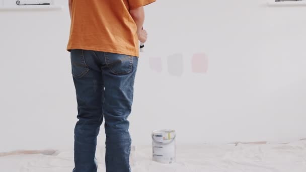 Primo Piano Donna Pittura Piazze Prova Sul Muro Come Decorano — Video Stock