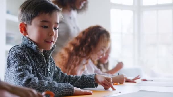 Kelompok Anak Anak Rumah Dengan Ibu Bersenang Senang Membuat Kerajinan — Stok Video