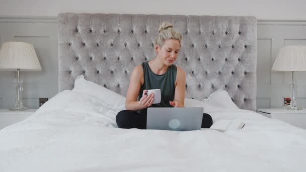Bizneswoman Pracuje Domu Podczas Pandemii Zdrowia Siedząc Łóżku Korzystając Laptopa — Wideo stockowe