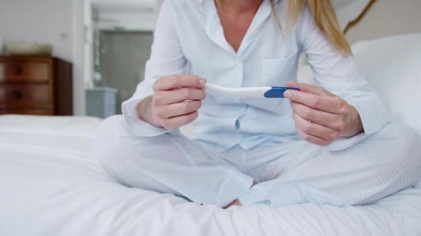 Close Happy Woman Wearing Pyjamas Bedroom Holding Positive Pregnancy Test — 图库视频影像