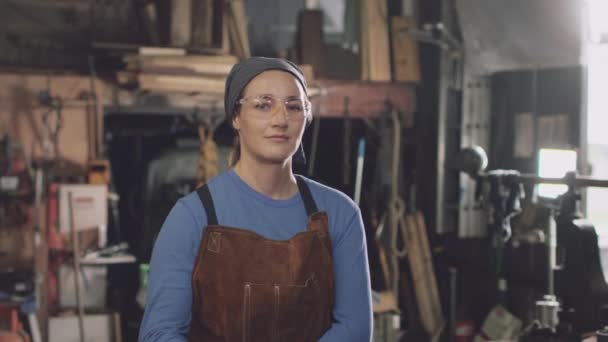 Portrait Female Blacksmith Wearing Safety Glasses Holding Hammer Standing Forge — Stock Video