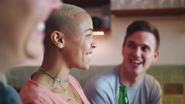 Groep Vrienden Ontmoeten Thuis Praten Terwijl Samen Bier Drinken Geschoten — Stockvideo