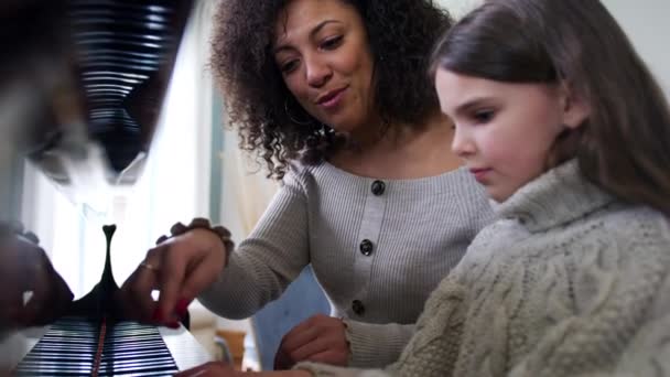 Jovem Aprendendo Tocar Piano Tendo Aula Professora Casa Filmada Câmera — Vídeo de Stock