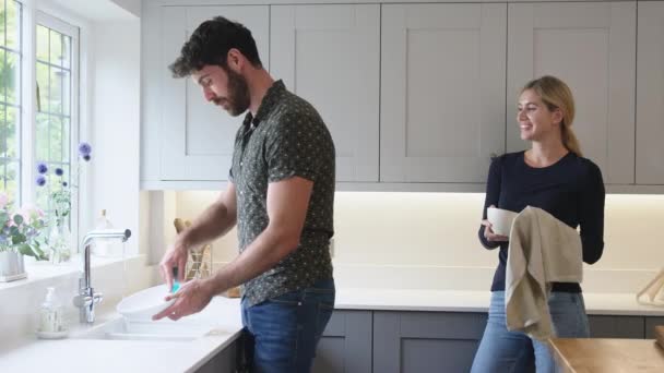 Paar Hause Der Küche Plaudert Beim Gemeinsamen Waschen Und Trocknen — Stockvideo