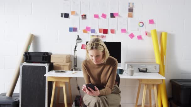 Dojrzałe Businesswoman Korzystanie Telefonu Komórkowego Studio Start Fashion Business — Wideo stockowe