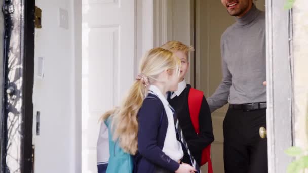 父チェック制服と矯正ネクタイの息子と娘として彼らは学校のために家を出る スローモーションで撮影 — ストック動画