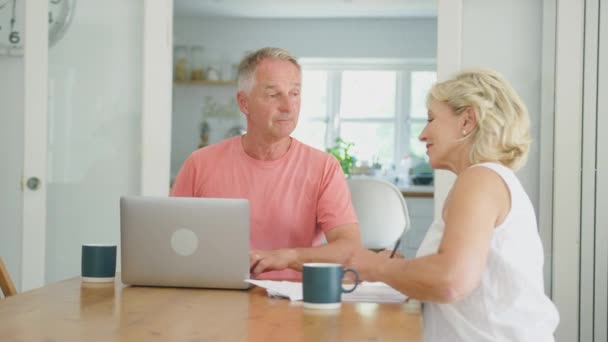 Couple Âgé Retraité Maison Dans Cuisine Aide Ordinateur Portable Pour — Video