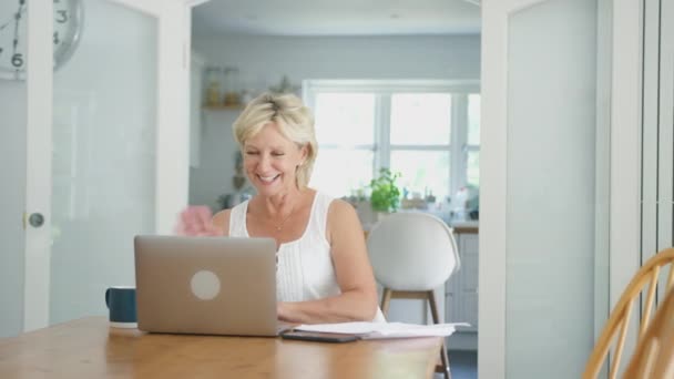 Pensionerad Äldre Kvinna Hemma Köket Med Bärbar Dator För Videosamtal — Stockvideo