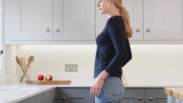 Mujer Lavándose Las Manos Después Regresar Del Viaje Compras Cocina — Vídeo de stock