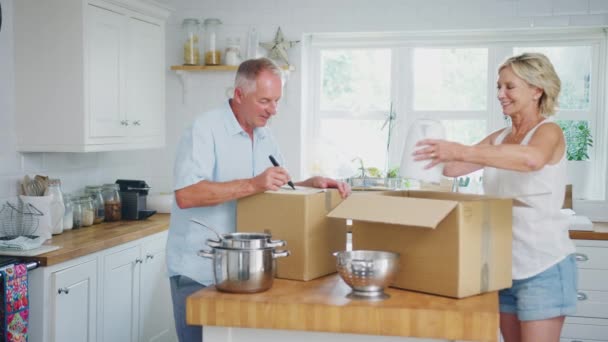 Senior Par Nedskärningar Pensionering Förpackning Och Etiketter Lådor Köket Redo — Stockvideo