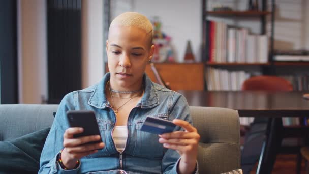 Νεαρή Γυναίκα Που Χρησιμοποιεί Κινητό Τηλέφωνο Για Κάνει Online Πληρωμή — Αρχείο Βίντεο
