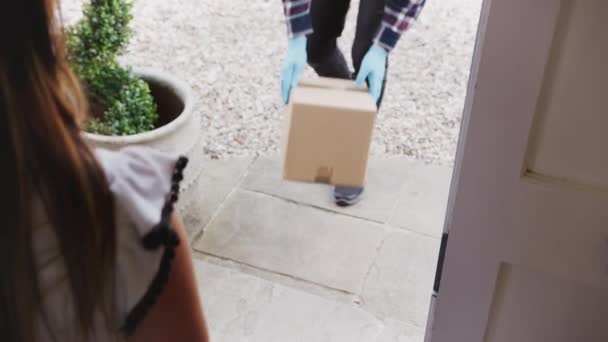 Nahaufnahme Eines Sozial Distanzierten Zustellers Der Paket Vor Die Haustür — Stockvideo