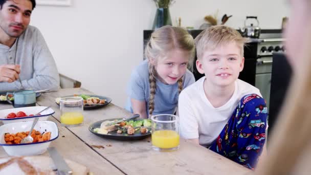 Familie Som Sitter Hjemme Pyjamas Nyter Brunsj Sammen Filmet Sakte – stockvideo