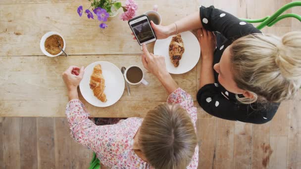 Overhead View Two Female Friends Coffee Shop Meeting Looking Photos — Wideo stockowe