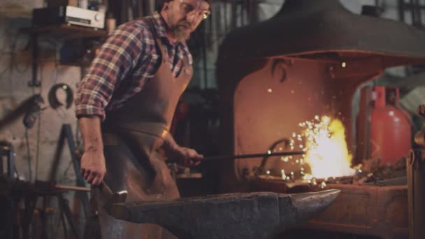 男性鍛冶屋は アンビル上の金属細工の赤いホットピースをハンマー スローモーションで撮影 — ストック動画