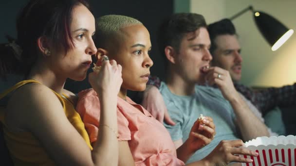 Grupo Amigos Gays Sentados Sofá Casa Comendo Pipocas Assistindo Filme — Vídeo de Stock