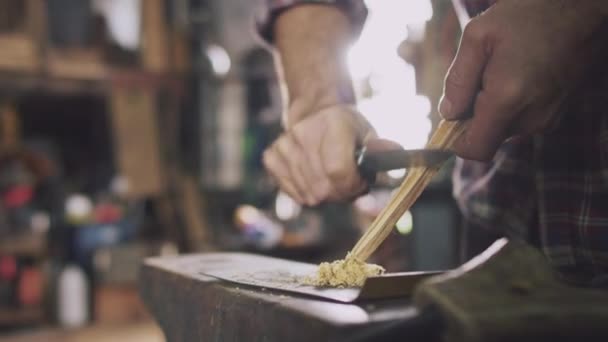 Primo Piano Del Fabbro Maschio Che Trucioli Legno Con Coltello — Video Stock