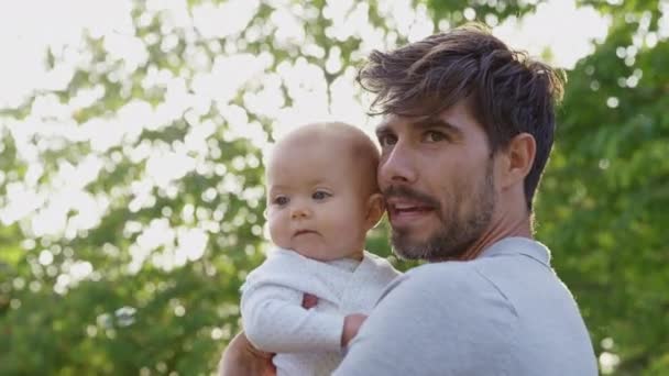 Pai Amoroso Abraçando Beijando Filha Bebê Enquanto Ele Segura Livre — Vídeo de Stock