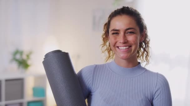 Portrét Usměvavé Mladé Ženy Držící Rohožku Józe Nebo Fitness Třídě — Stock video