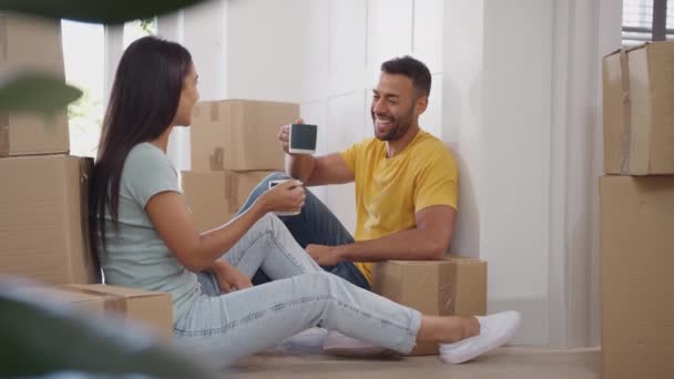 Pareja Tomando Descanso Día Movimiento Sentado Suelo Rodeado Cajas Haciendo — Vídeos de Stock