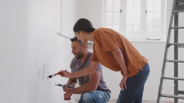 Pareja Cuadros Prueba Pintura Pared Que Decoran Habitación Nuevo Hogar — Vídeo de stock