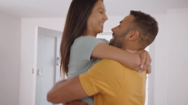 Pareja Con Llaves Para Nuevo Hogar Abrazándose Besándose Día Movimiento — Vídeo de stock