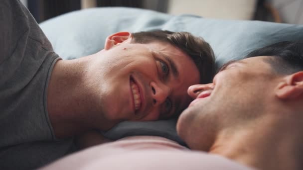 亲密镜头 一对同性男性情侣躺在床上接吻 动作缓慢 — 图库视频影像