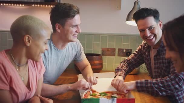 Couples Homosexuels Masculins Féminins Réunissant Maison Mangeant Ensemble Une Pizza — Video