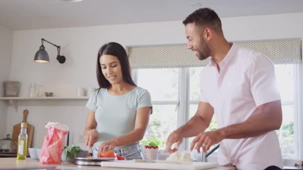Para Domu Kuchni Przygotowuje Bazę Polewa Pizzę Domowej Roboty Gdy — Wideo stockowe