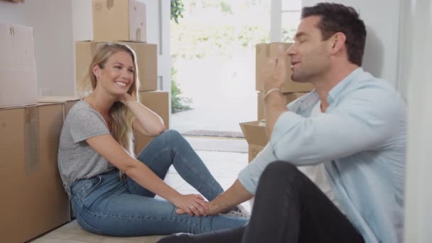 Pár Dává Pauzu Stěhování Den Sedí Podlaze Obklopen Krabicemi Chatování — Stock video