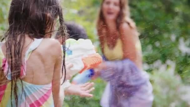 Gezin Zwemkleding Met Waterpistolen Zomertuin Geschoten Slow Motion — Stockvideo