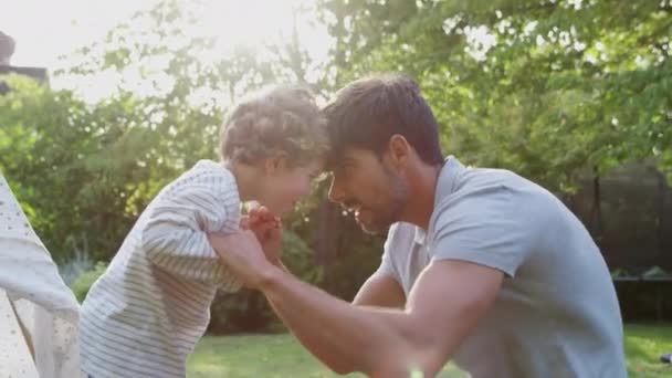 Padre Con Figlio Diverte Giocare Giardino Con Tenda Girato Rallentatore — Video Stock