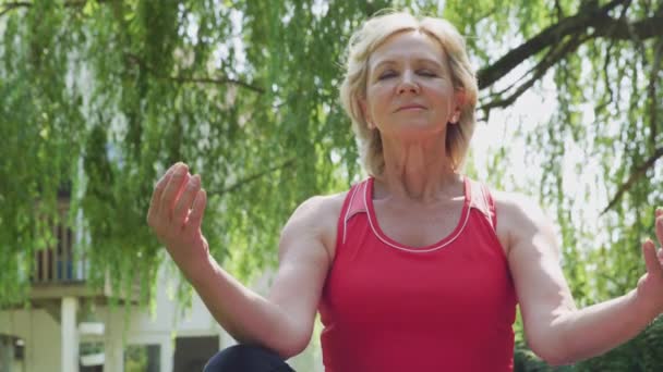 Mujer Mayor Casa Jardín Vistiendo Ropa Fitness Sentada Con Las — Vídeos de Stock