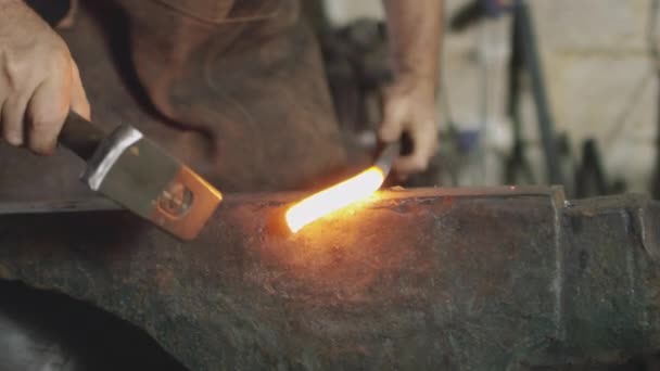 Primer Plano Herrero Macho Martillando Pieza Caliente Roja Metal Yunque — Vídeo de stock