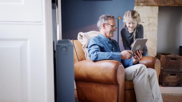 Avô Neta Casa Sentados Poltrona Usando Tablet Digital Juntos — Vídeo de Stock