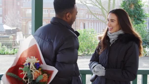 Férfi Találkozás Dátum Őszi Parkban Kéri Hogy Csukja Szemét Meglepi — Stock videók