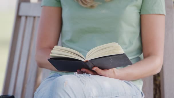 Primer Plano Mujer Sentada Banco Del Parque Bajo Libro Lectura — Vídeos de Stock
