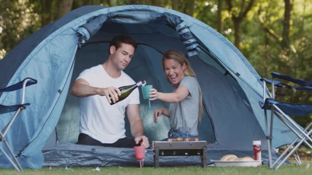 Coppia Tenda Campeggio Campagna Seduti Barbecue Grigliate Apertura Bottiglia Champagne — Video Stock