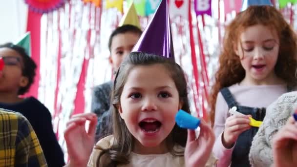 Kindergruppe Feiert Bei Geburtstagsparty Mit Papierhüten Und Partybläser Zeitlupe Gedreht — Stockvideo