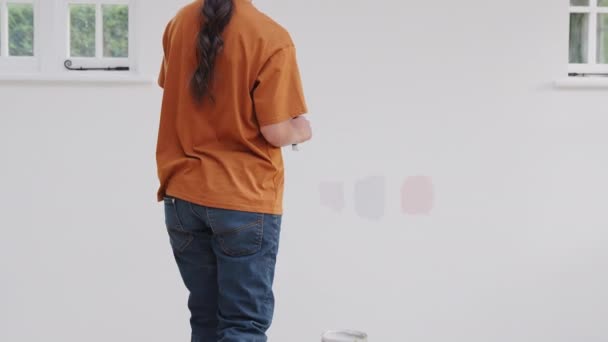 집에서 꾸미고 여자들의 동작으로 네모를칠 — 비디오