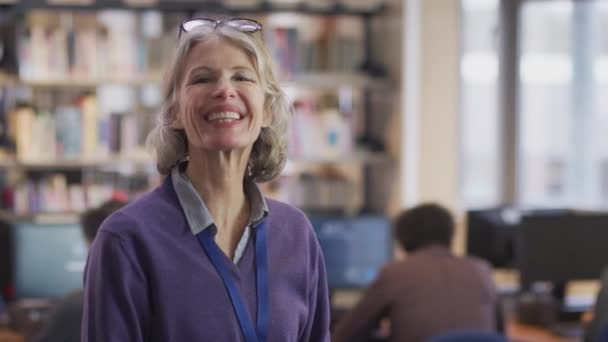 Retrato Uma Professora Estudante Madura Sorridente Biblioteca Com Outros Alunos — Vídeo de Stock