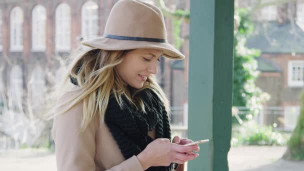Şehir Parkında Buluşmayı Bekleyen Bir Kadın Cep Telefonunda Yavaş Çekimde — Stok video